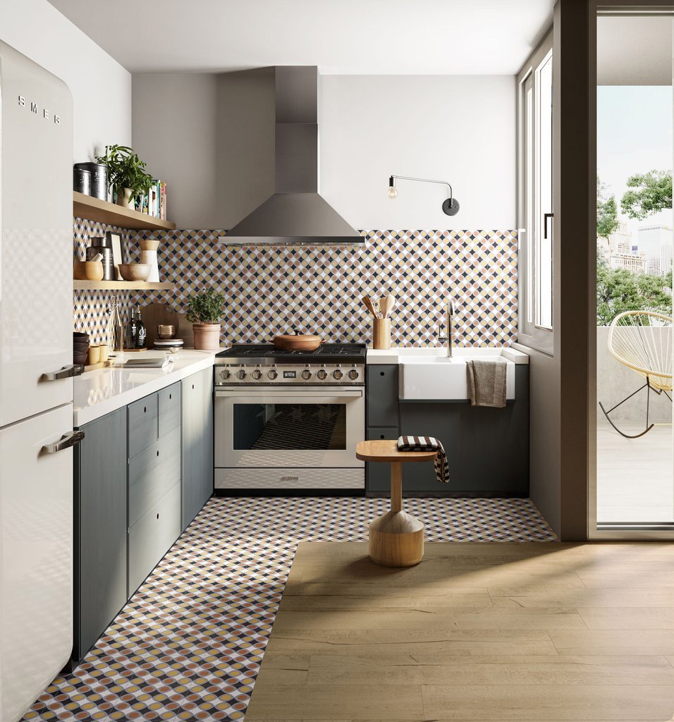 Backsplash κουζίνας: Οι σύγχρονες τάσεις και τα υλικά που αντικαθιστούν το κλασικό λευκό πλακάκι