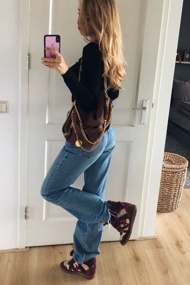 Τα sneaker heels επιστρέφουν: Η δυναμική αναβίωση ενός ανατρεπτικού trend από την Isabel Marant