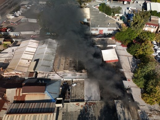 Συναγερμός στο Αιγάλεω: Αναζωπύρωση της μεγάλης φωτιάς σε δύο βιοτεχνίες – Προληπτική εκκένωση σε ακτίνα 400 μέτρων
