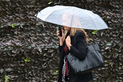 Κακοκαιρία: Σαρωτικό πέρασμα από την Αττική και προβλήματα στους δρόμους - Σε «κόκκινο συναγερμό» η χώρα, ποια σχολεία κλείνουν