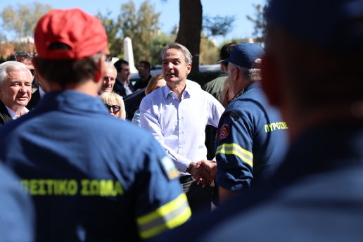 Κυριάκος Μητσοτάκης: Στιγμές χαλάρωσης και συνομιλίες με πολίτες στο Λαύριο – Αγόρασε λαχείο και επισκέφθηκε το Πυροσβεστικό Κλιμάκιο