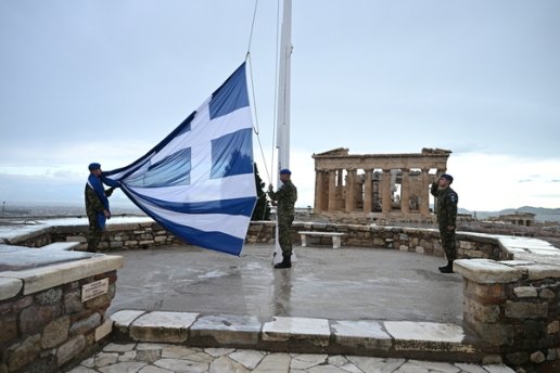28η Οκτωβρίου: Με λαμπρότητα η έπαρση της σημαίας στον Ιερό Βράχο της Ακρόπολης