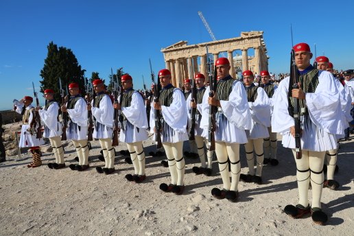 82 χρόνια από την Απελευθέρωση της Αθήνας: Με λαμπρότητα η επίσημη έπαρση της σημαίας στην Ακρόπολη