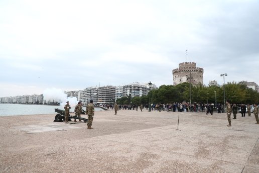 Θεσσαλονίκη: Με 21 κανονιοβολισμούς ξεκίνησε ο τριπλός εορτασμός – Στο επίκεντρο η απελευθέρωση και ο πολιούχος Άγιος Δημήτριος