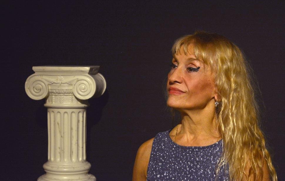 «Η Μονίκ» στο Θέατρο ΕΝ-Α: Ένα βαθύ θεατρικό ταξίδι ανάμεσα στον φιλελληνισμό και την αρχαιολατρία