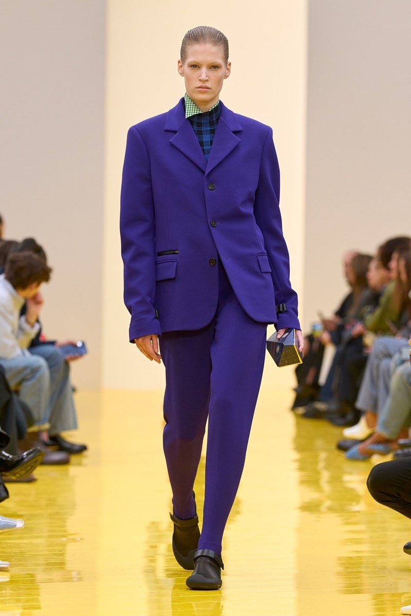 Royal Purple: Το επιβλητικό μωβ ανατρέπει τα δεδομένα στη φθινοπωρινή μόδα