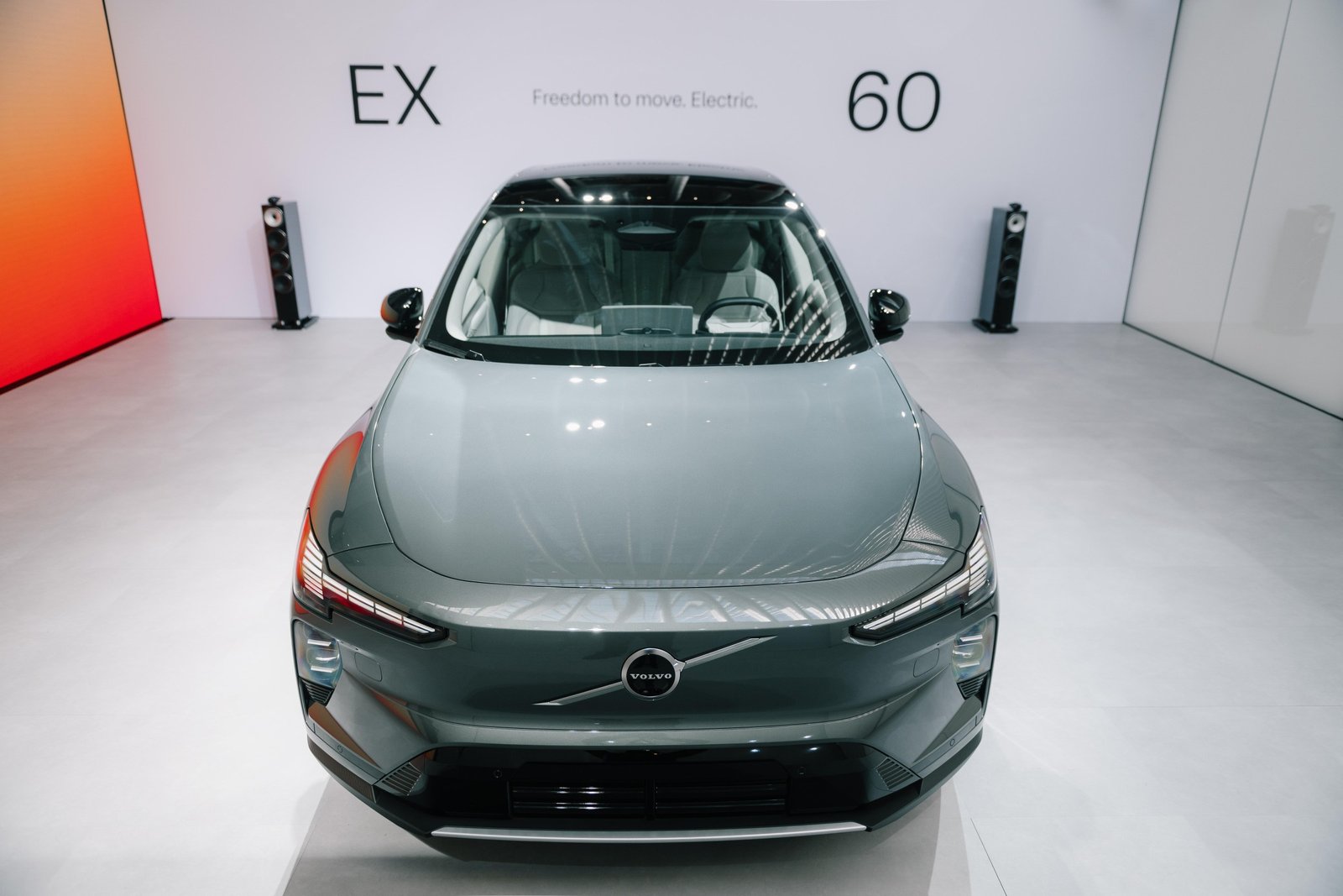 Tesla Roadster: Εντυπωσιακή επίδειξη με επιτάχυνση κάτω του ενός δευτερολέπτου και πτήση
