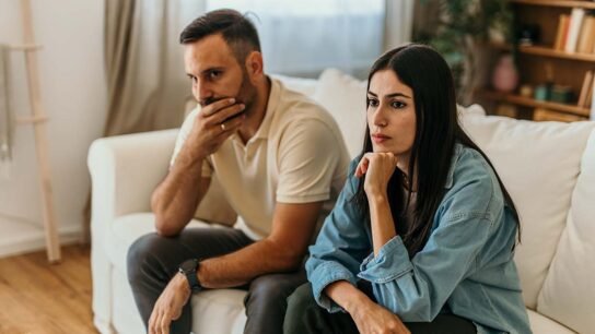 Συναισθηματική απομάκρυνση στη σχέση: Τα 7 προειδοποιητικά σημάδια που δεν πρέπει να αγνοήσετε