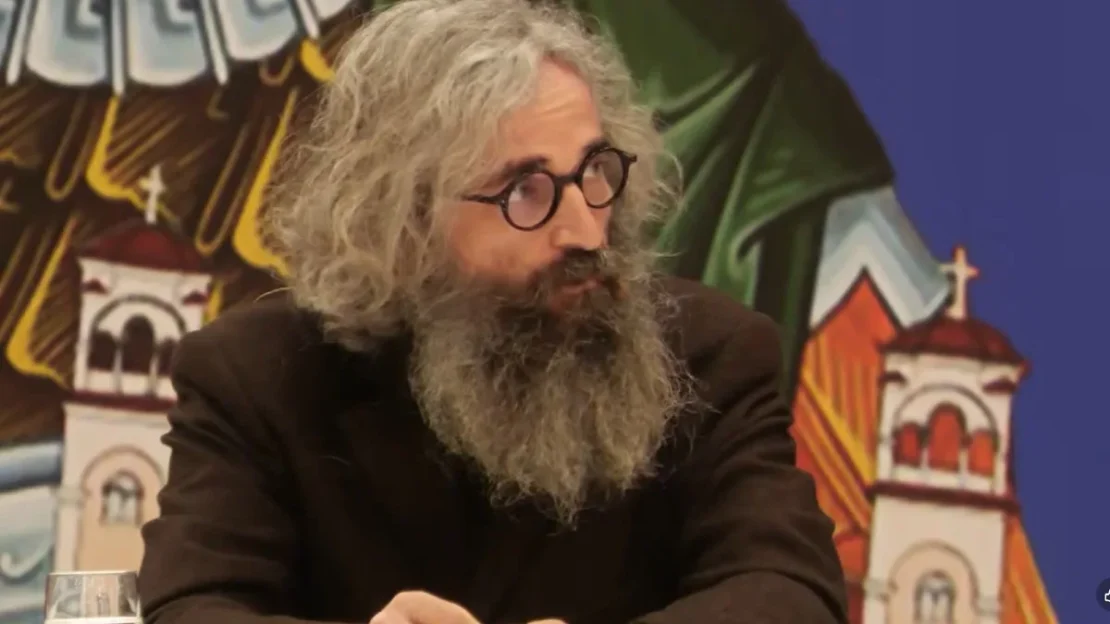 Άρης Σερβετάλης: Η νέα εμφάνιση, η βαθιά εξομολόγηση για την πίστη και ο ρόλος της συζύγου του στις επιλογές του