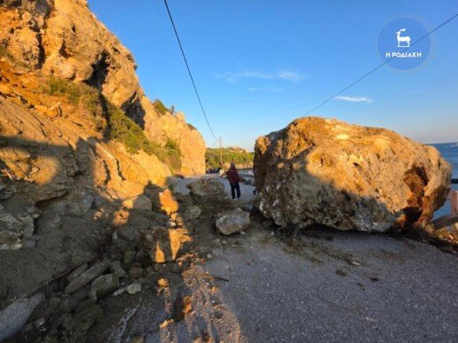 Συναγερμός στη Ρόδο: Πτώση βράχου απέκλεισε 250 άτομα και δεκάδες οχήματα στην παραλία Άντονι Κουίν
