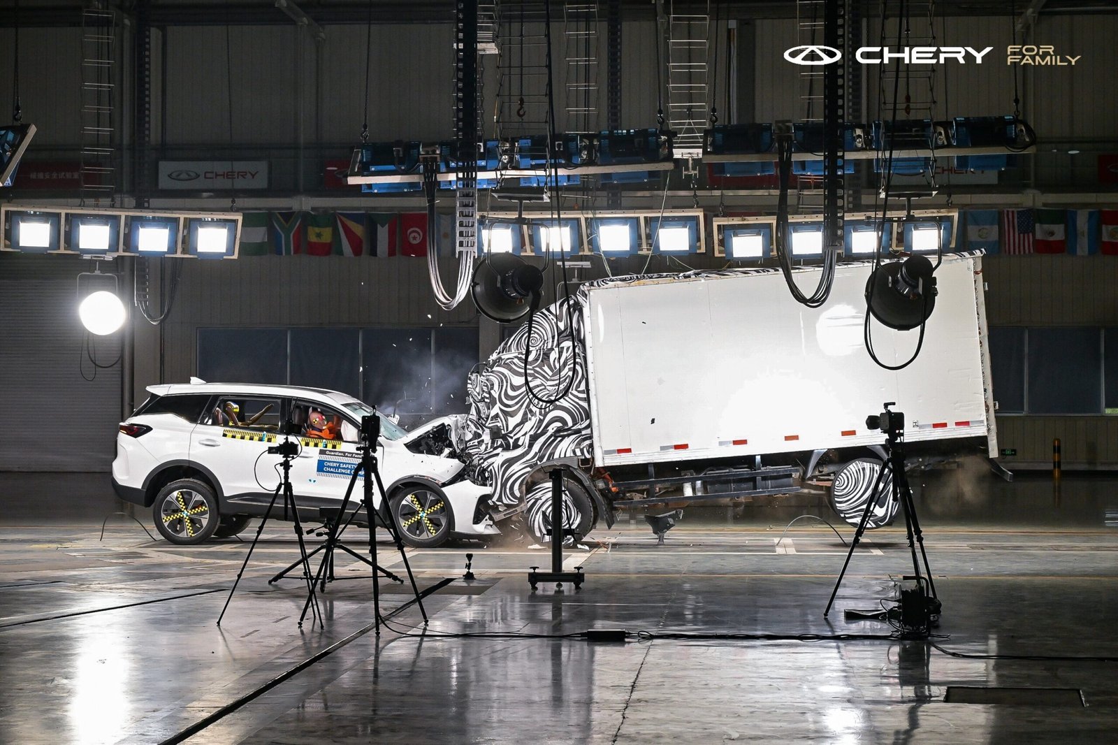 Chery Tiggo 7: Εντυπωσιακό δημόσιο crash test απέναντι σε φορτηγό με μήνυμα «Φύλακας της Οικογένειας»