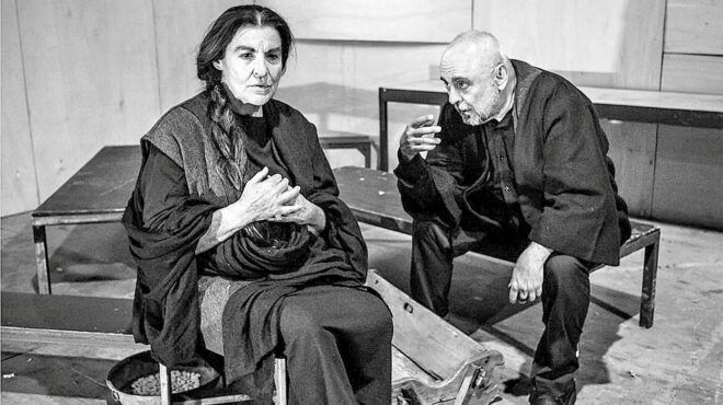 «Η Φόνισσα» στο Θέατρο Έργον: Ένα υποκριτικό ρεσιτάλ ανάμεσα σε σκηνοθετικές αντιφάσεις