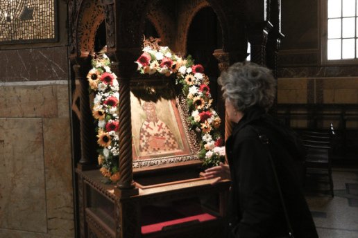 Κολωνάκι: Με λαμπρότητα η λιτάνευση της εικόνας του Αγίου Διονυσίου του Αρεοπαγίτου – Ποιοι έδωσαν το «παρών»
