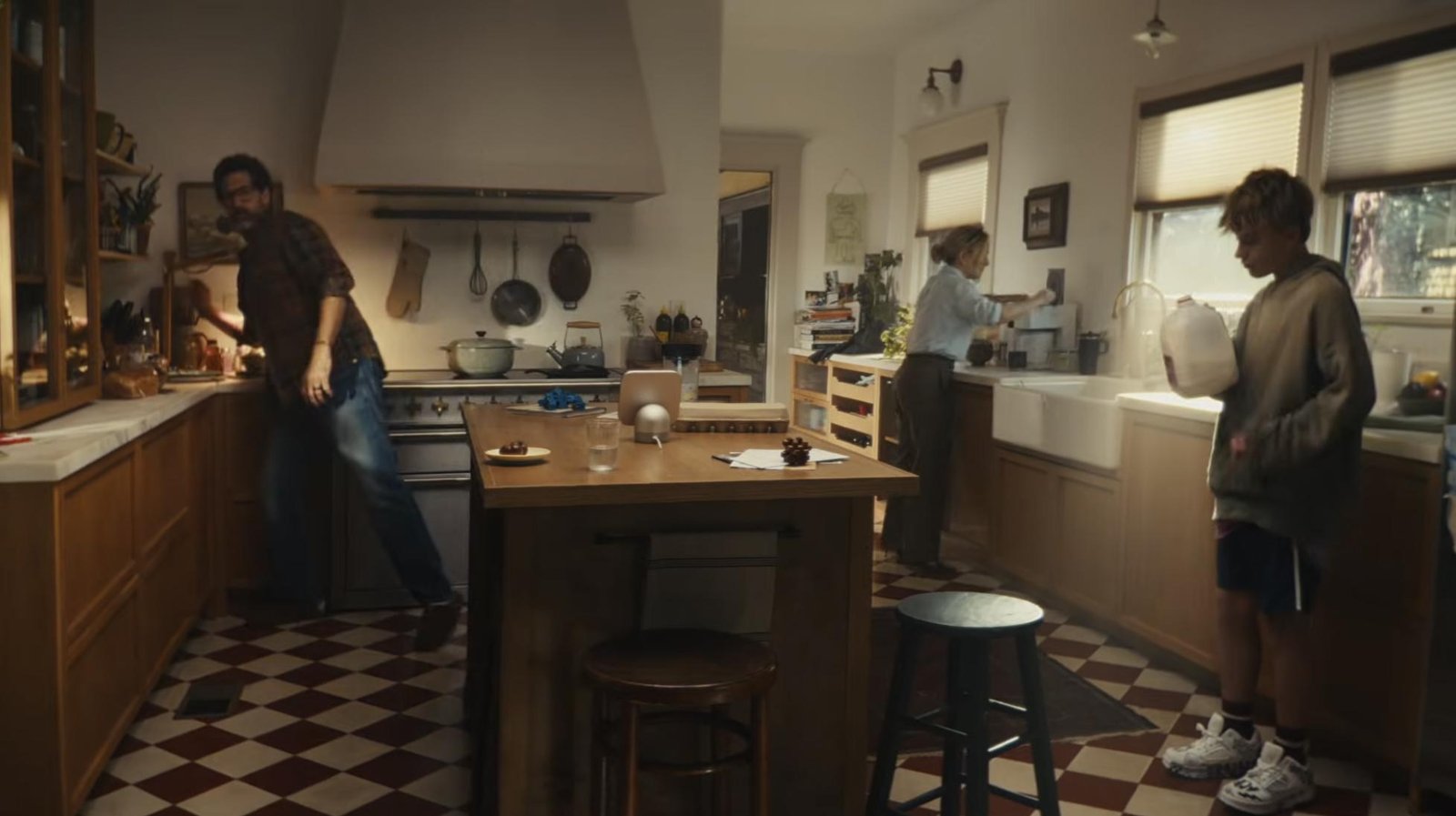Apple: Η χαοτική διαφήμιση για το HomeView που δίχασε τους αναλυτές αλλά κέρδισε τους γονείς