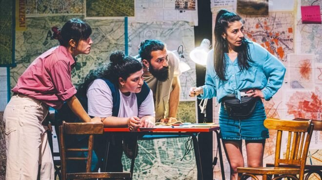 «Τα σπίτια αλλάζουν θέση τη νύχτα»: Η στεγαστική κρίση και οι ρωγμές της συλλογικότητας στη θεατρική σκηνή