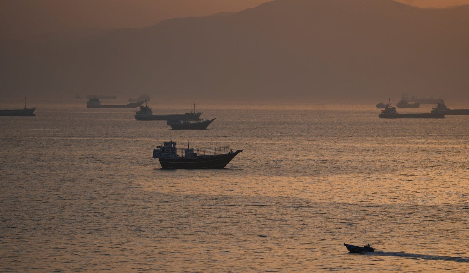 Πετρέλαιο: Γιατί οι τιμές παραμένουν στα ύψη παρά την επάρκεια προσφοράς – Τα σενάρια για 140 δολάρια