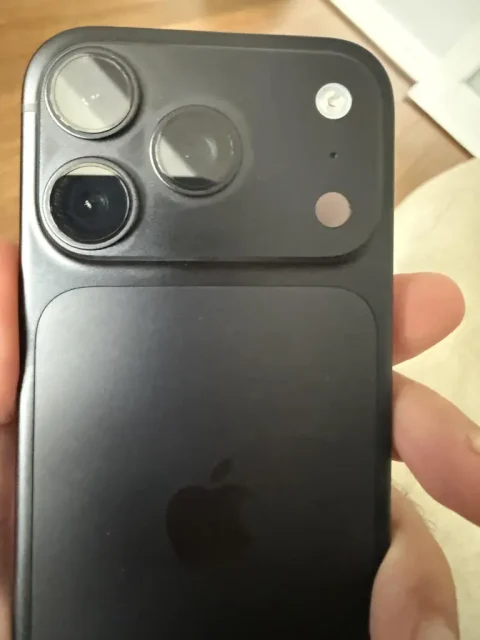 iPhone 18 Pro: Προβληματισμός για τα σημάδια στην κάμερα του Βουργουνδί μοντέλου – Τι πραγματικά συμβαίνει