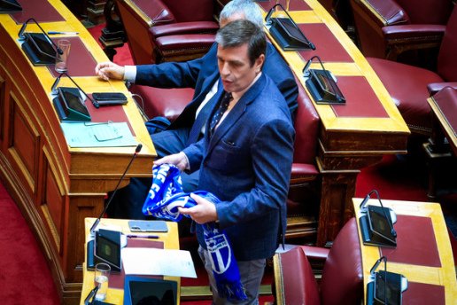Βουλή: Με κασκόλ της «Ελλάς Μελβούρνης» στο βήμα ο Δημήτρης Καιρίδης – «Η διασπορά είναι η δύναμή μας»