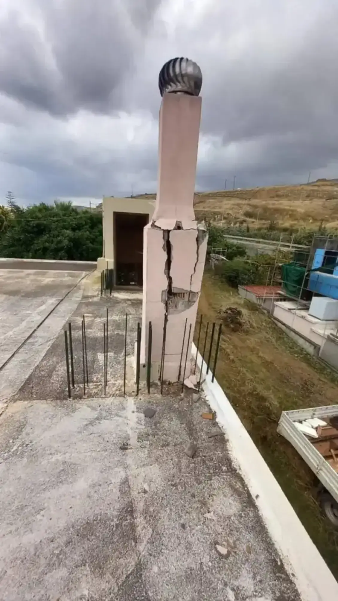 Κρήτη: Κεραυνός διέλυσε καμινάδα σπιτιού στον Καρτερό Ηρακλείου – Στιγμές τρόμου για τριμελή οικογένεια