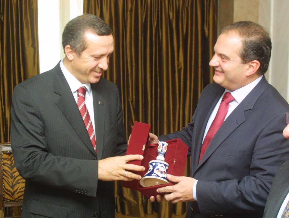 Καραμανλής – Ερντογάν: Η ιστορική διαδρομή από την «κουμπαριά» στη σκληρή κριτική