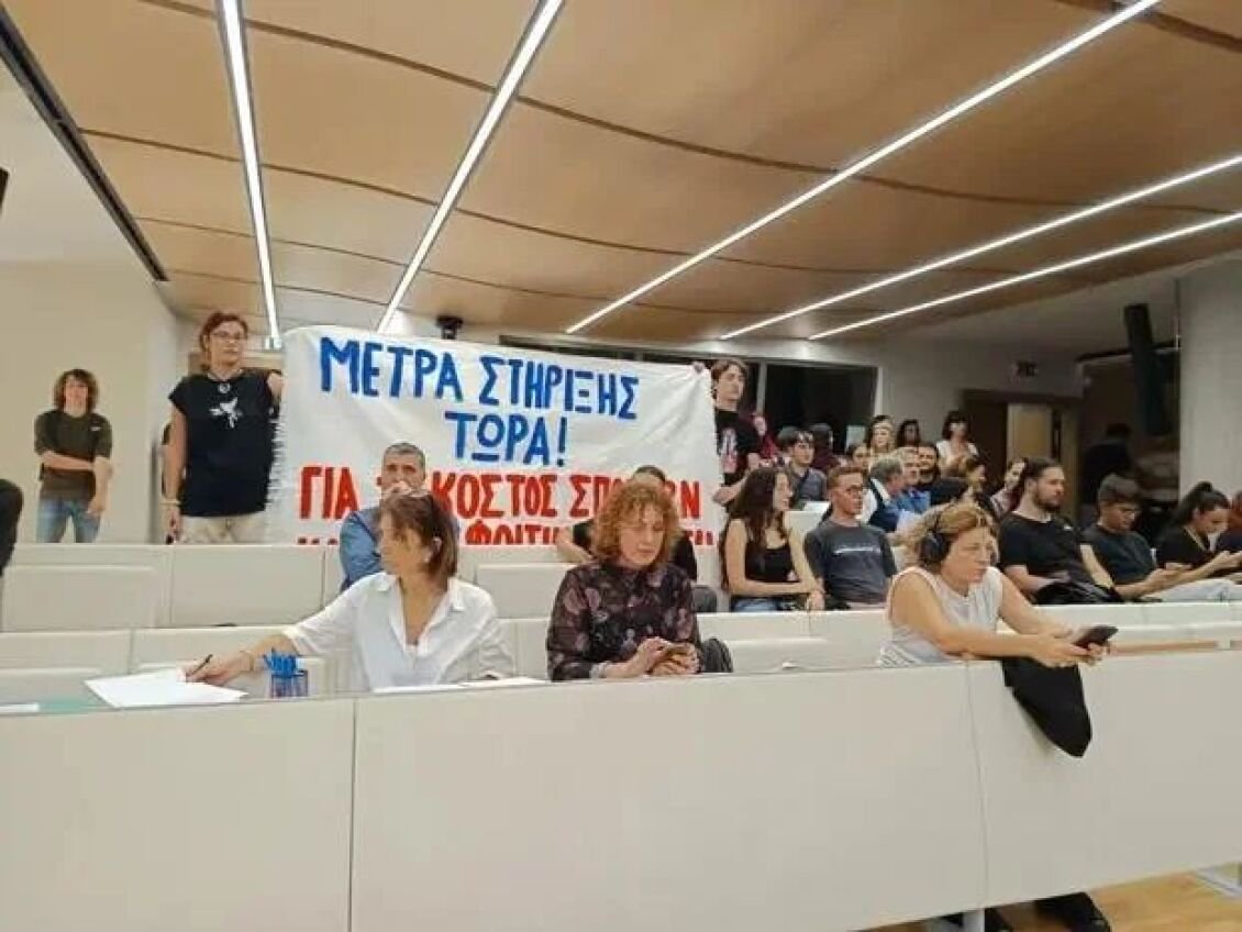 Κρήτη: Σκηνές έξω από την Περιφέρεια έστησαν φοιτητές για το στεγαστικό – Παρέμβαση στο Περιφερειακό Συμβούλιο