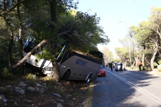 Λεωφόρος Πάρνηθος: Λεωφορείο εξετράπη και έπεσε σε δέντρα – Διακοπή κυκλοφορίας και ελαφρείς τραυματισμοί