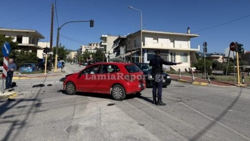 Σοβαρό τροχαίο στη Λαμία: Σύγκρουση μηχανής με αυτοκίνητο έξω από το Αστυνομικό Μέγαρο – Δύο τραυματίες