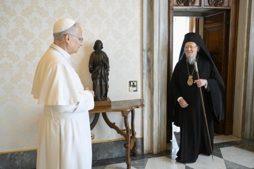 Βατικανό: Συνάντηση του Οικουμενικού Πατριάρχη Βαρθολομαίου με τον πάπα Λέοντα ΙΔ' για τις σύγχρονες προκλήσεις