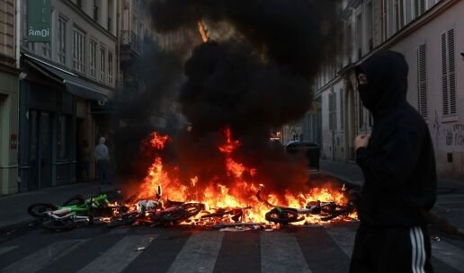 «Φλέγεται» το Παρίσι: Σφοδρές συγκρούσεις, οδοφράγματα και λεηλασίες – Σε συναγερμό η ειδική μονάδα CRS 8