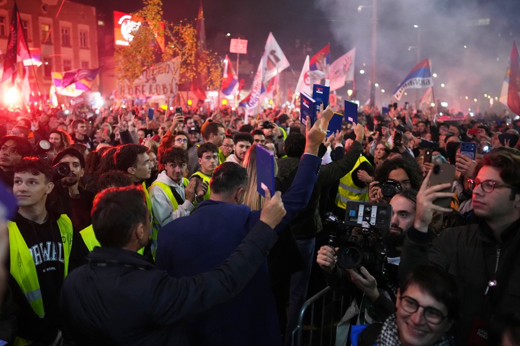 Κοινωνικός αναβρασμός σε Σερβία και Γαλλία: 150.000 διαδηλωτές στο Βελιγράδι και συναγερμός στο Παρίσι
