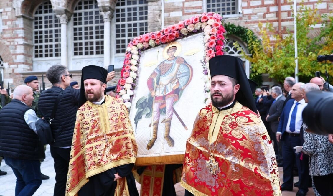 Θεσσαλονίκη: Με κατάνυξη και χιλιάδες πιστούς η λιτάνευση των εικόνων του Αγίου Δημητρίου και της Παναγίας Χοζοβιώτισσας