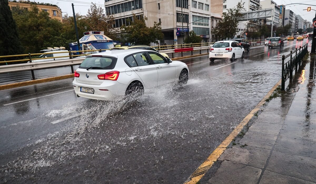 Οδήγηση στη βροχή: Ο κρίσιμος ρόλος των ελαστικών και τα λάθη που κοστίζουν σε ασφάλεια